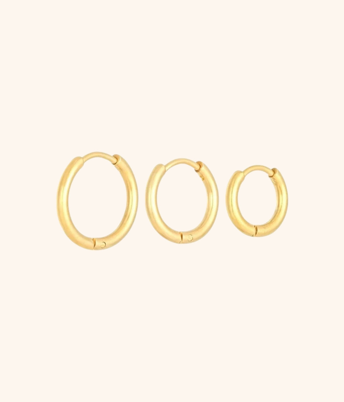 goldene Ohrringe in rundem Design vor weißem Hintergrund abgebildet in drei verschieden größen