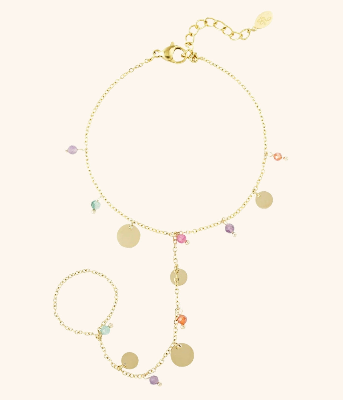 goldene Handkette mit bunten Steinen und runden Platten vor weißem Hintergrund abgebildet