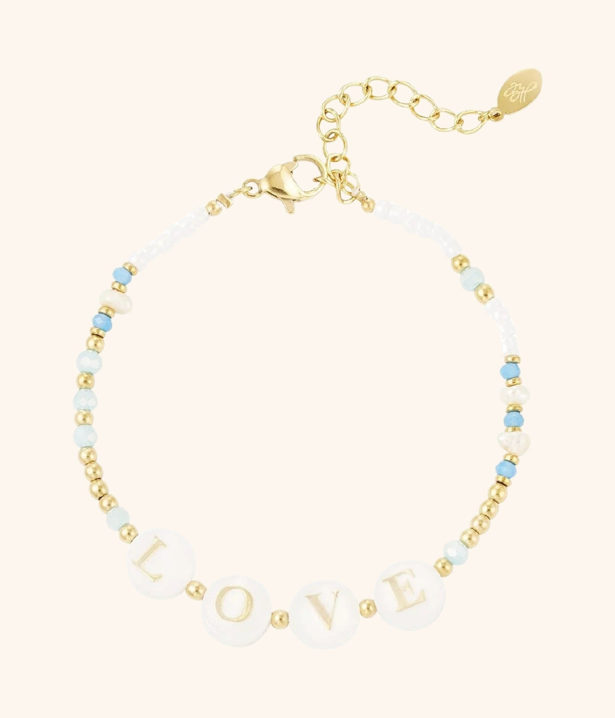 goldenes Armband mit den Buchstaben LOVE vor weißem Hintergrund