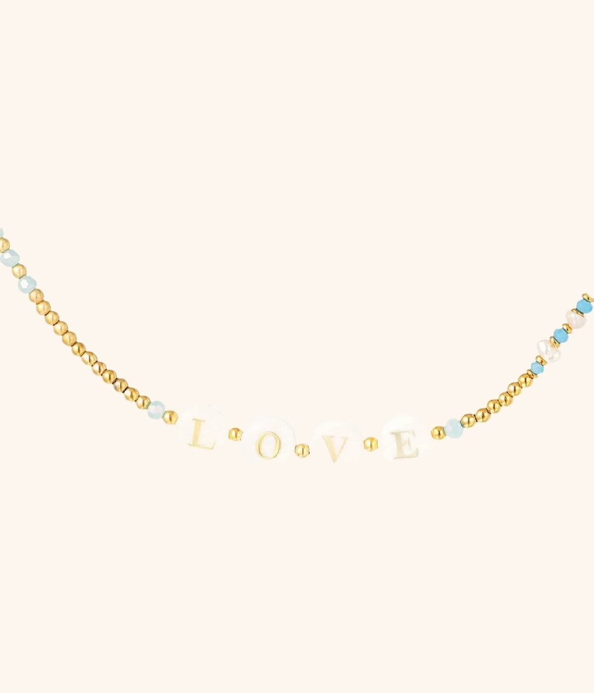 blau goldene Kette mit den Buchstaben LOVE vor weißem Hintergrund