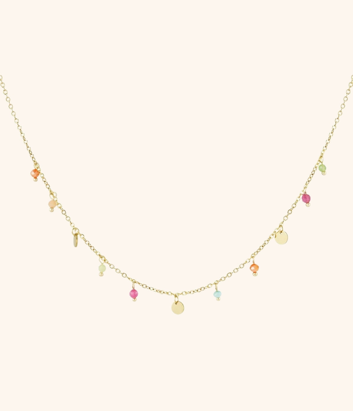 goldene Plättchenkette mit Anhängern bestehend aus bunten steinen und goldenen Plättchen, vor weißem Hintergrund