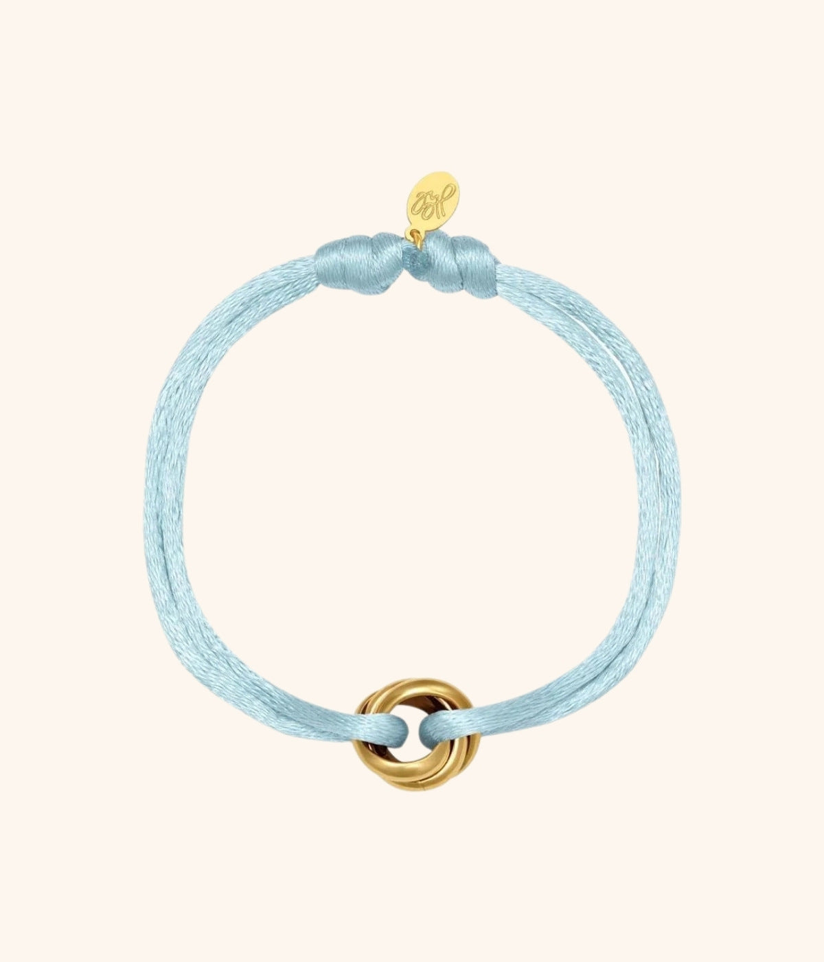 Hellblaues Satin Armband mit goldenem Knoten vor weißem Hintergrund