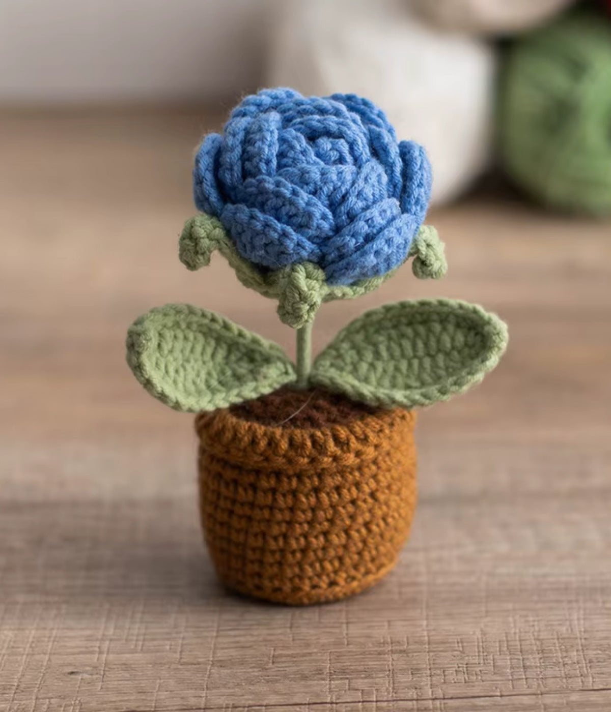 Blaue gehäkelte Rose im Topf – handgemachte Wollblume aus Wolle