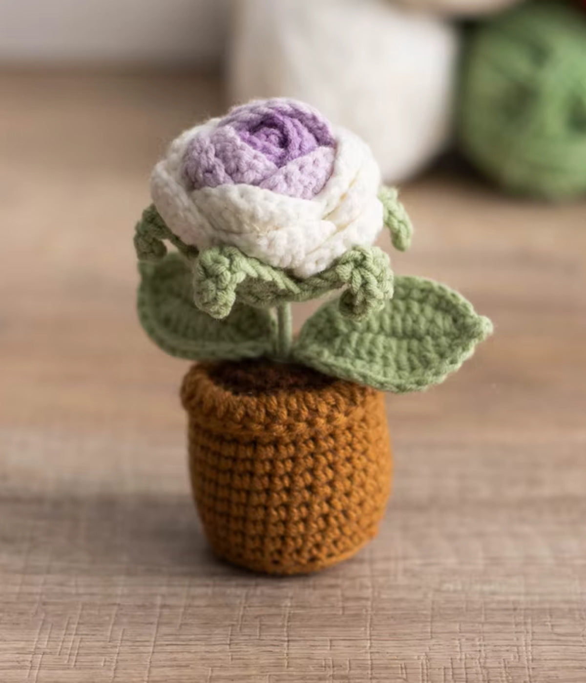 Handgemachte gehäkelte Rose in Weiß und Lila – dekorative Wollblume