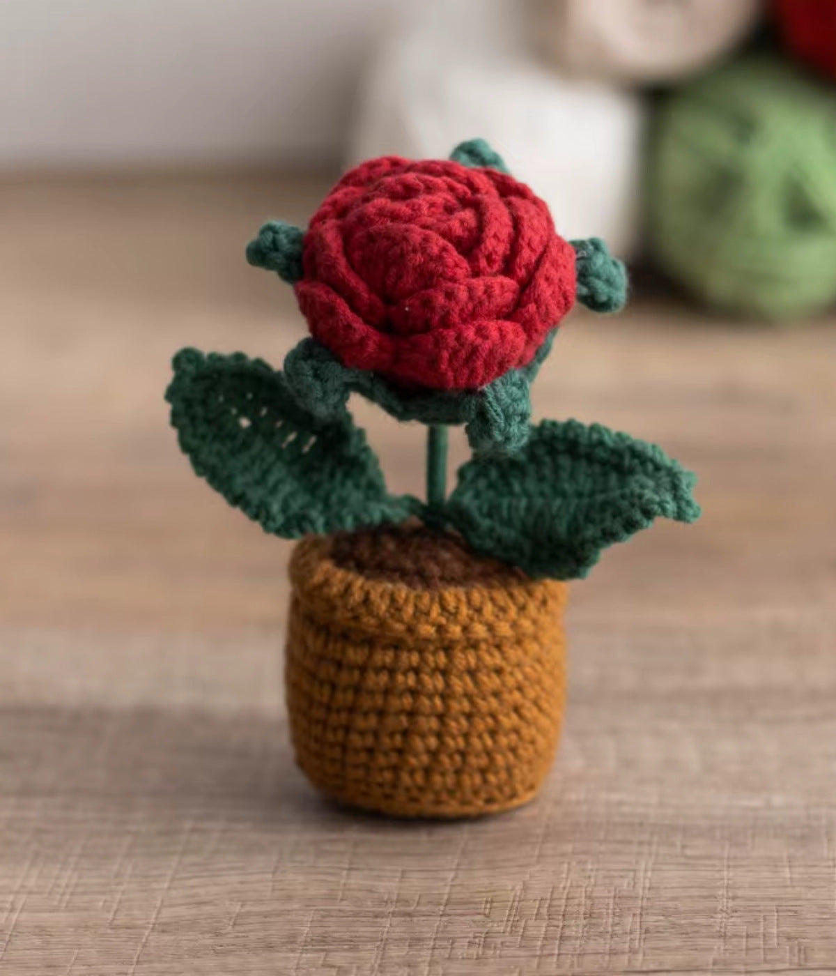 Gehäkelte Rose in kräftigem Rot – romantische Wollblume im Topf