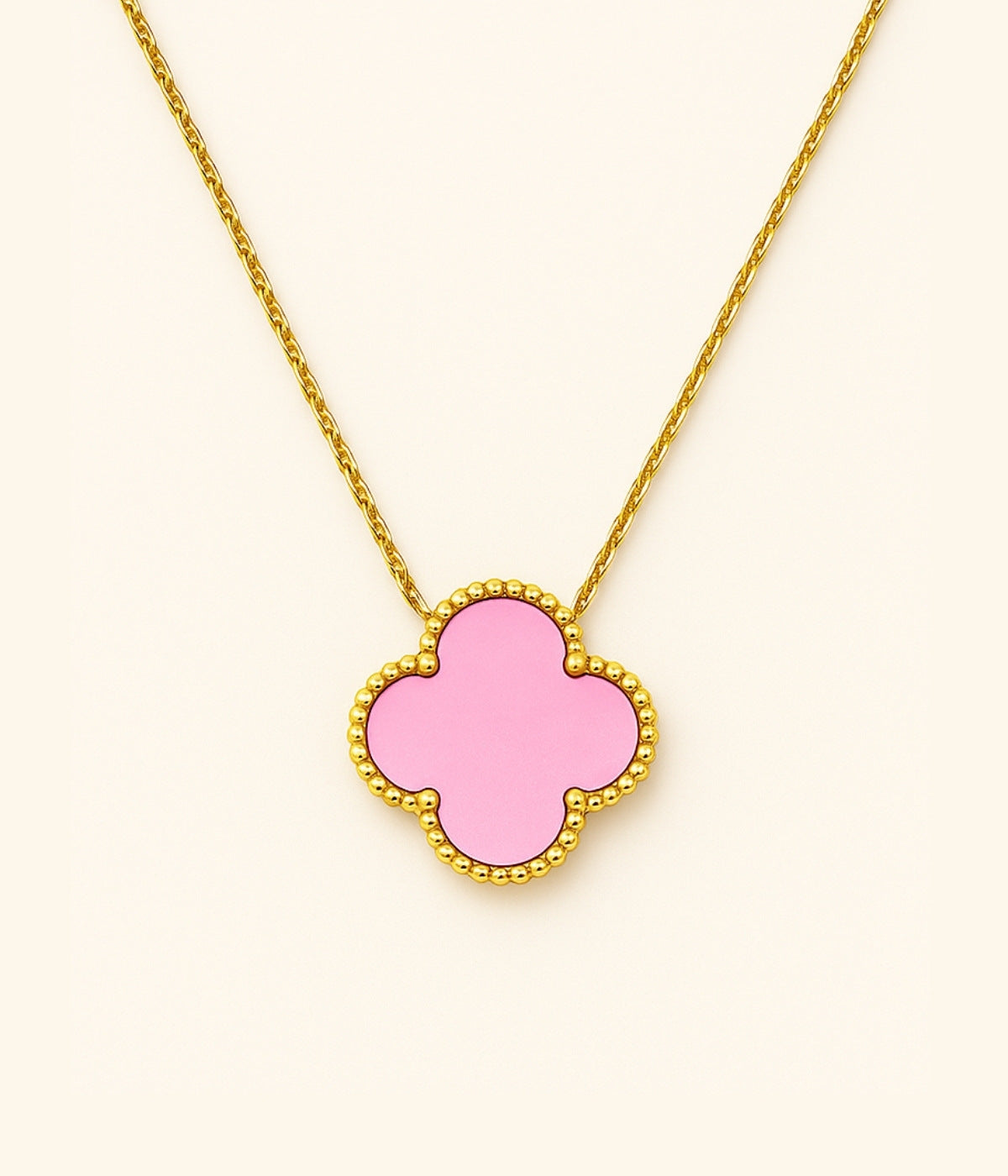 Vergoldete Kleeblatt Kette mit rosa Anhänger – femininer Glücksbringer Schmuck