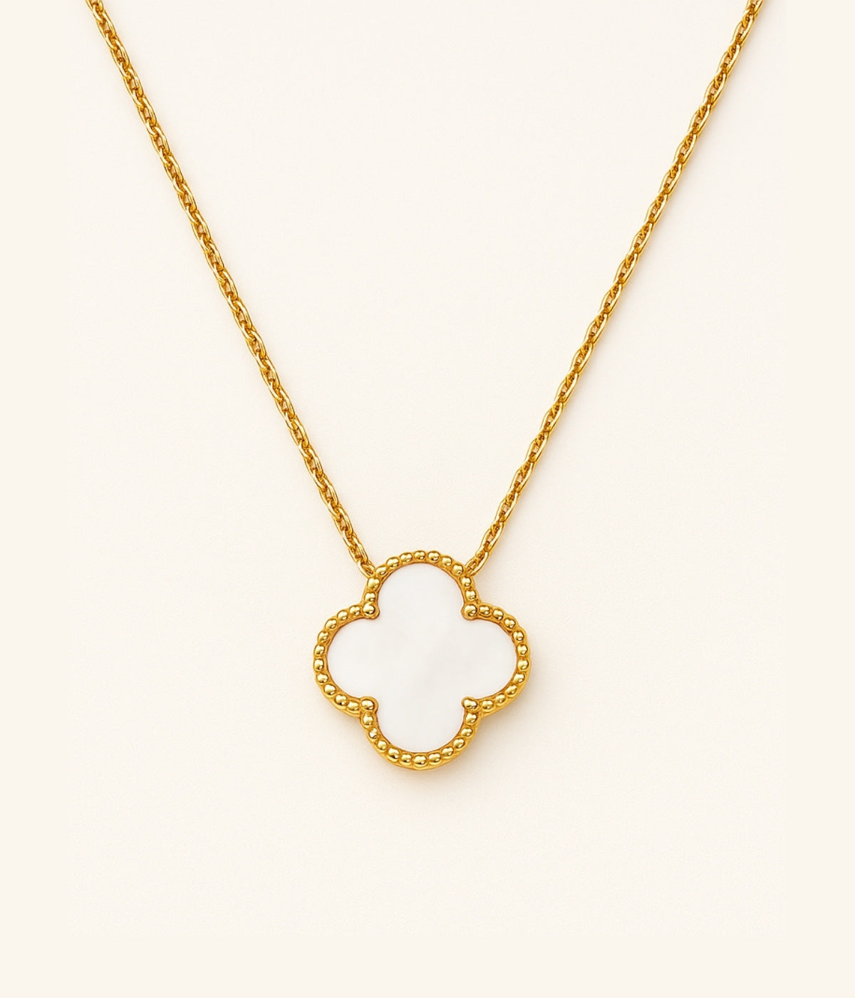 Vergoldete Kleeblatt Kette mit weißem Anhänger – eleganter Schmuck mit Glückssymbol