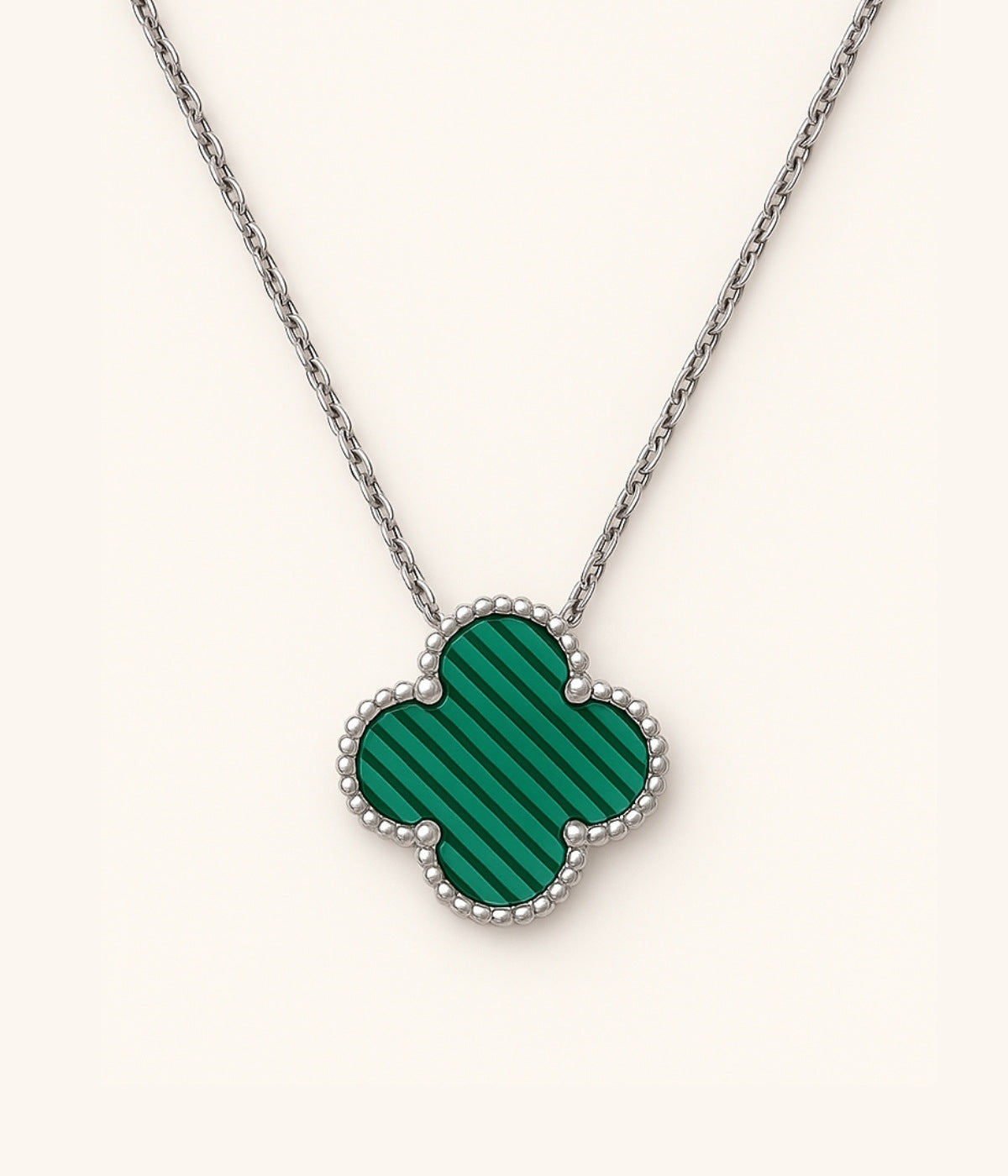 Silberne Kleeblatt Kette mit grünem Anhänger – moderner Glücksbringer Schmuck