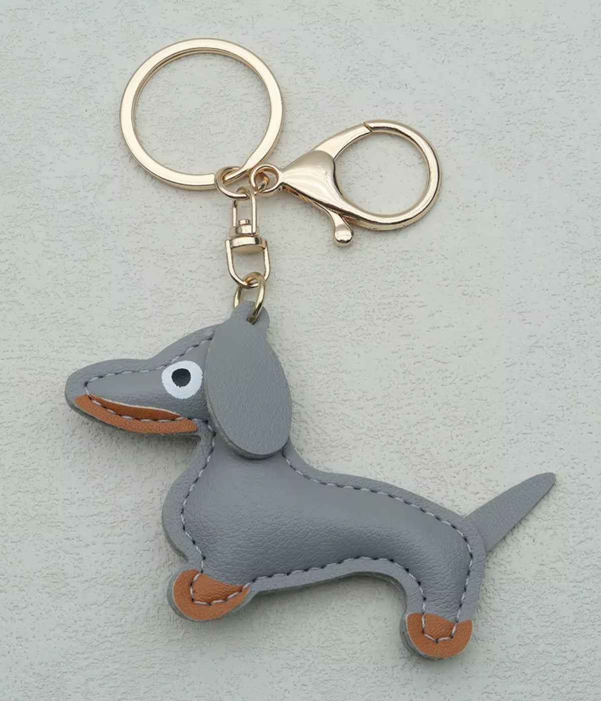 Grauer Schlüsselanhänger aus Leder in Dackelform – modisches Accessoire