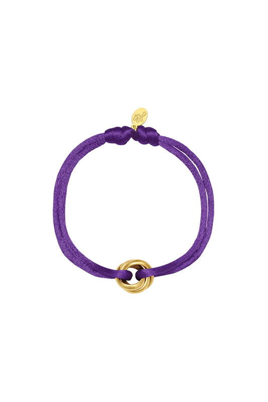 Lila Satin Armband mit goldenem Knoten vor weißem Hintergrund