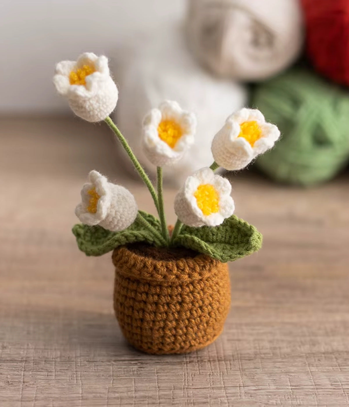 Weiße gehäkelte Glöckchenblumen mit gelber Mitte – perfekte Geschenkidee mit Blumen