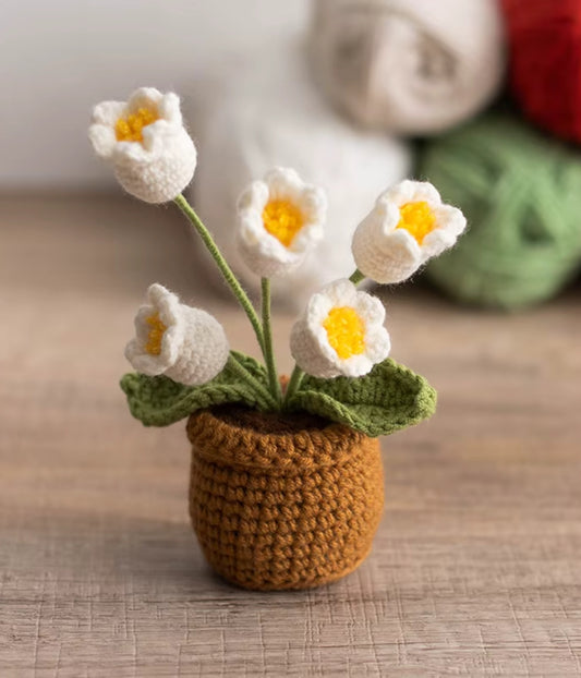 Weiße gehäkelte Glöckchenblumen mit gelber Mitte – perfekte Geschenkidee mit Blumen