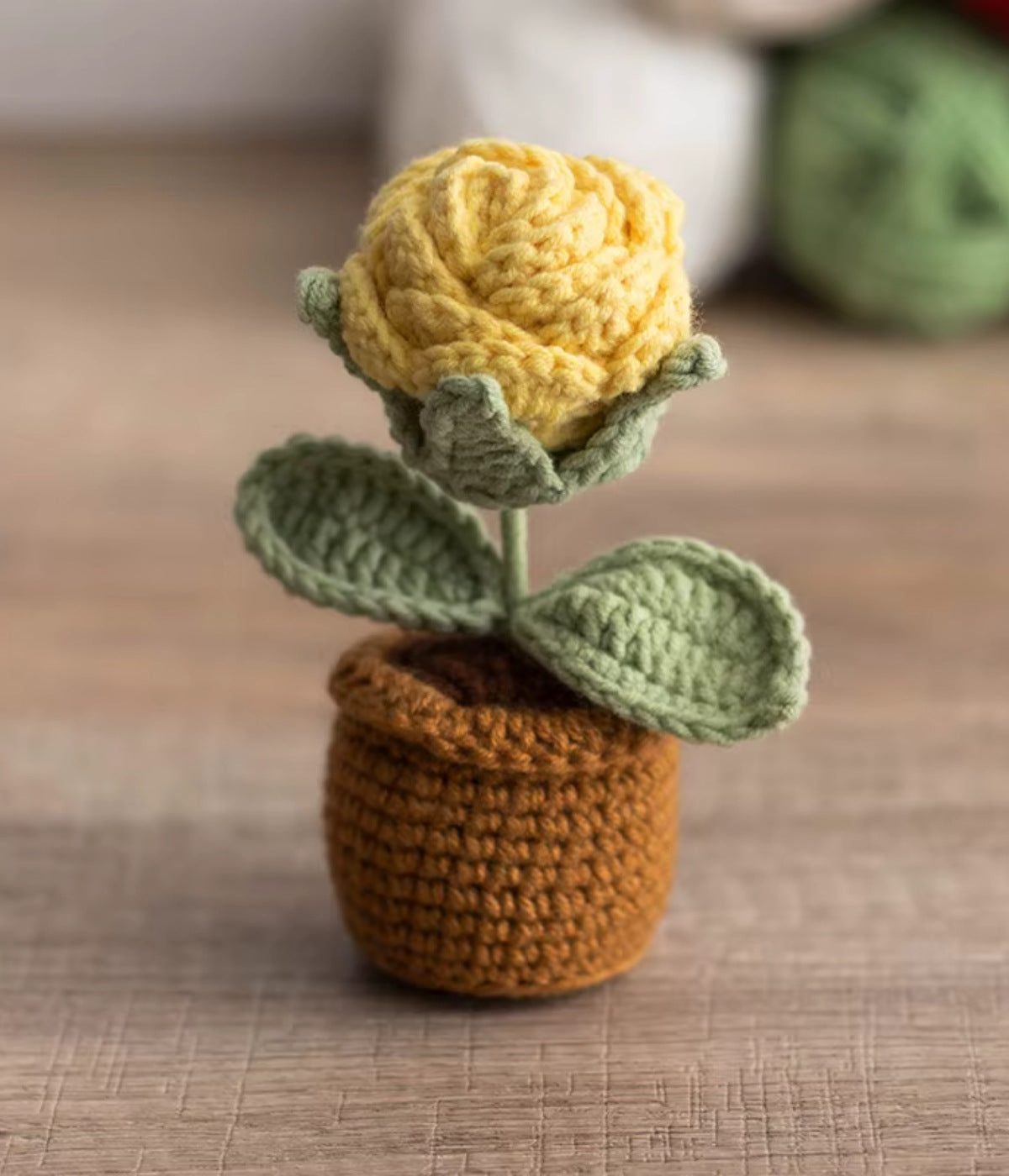 Gelbe gehäkelte Rose im Topf – liebevoll gefertigte Blume aus Wolle
