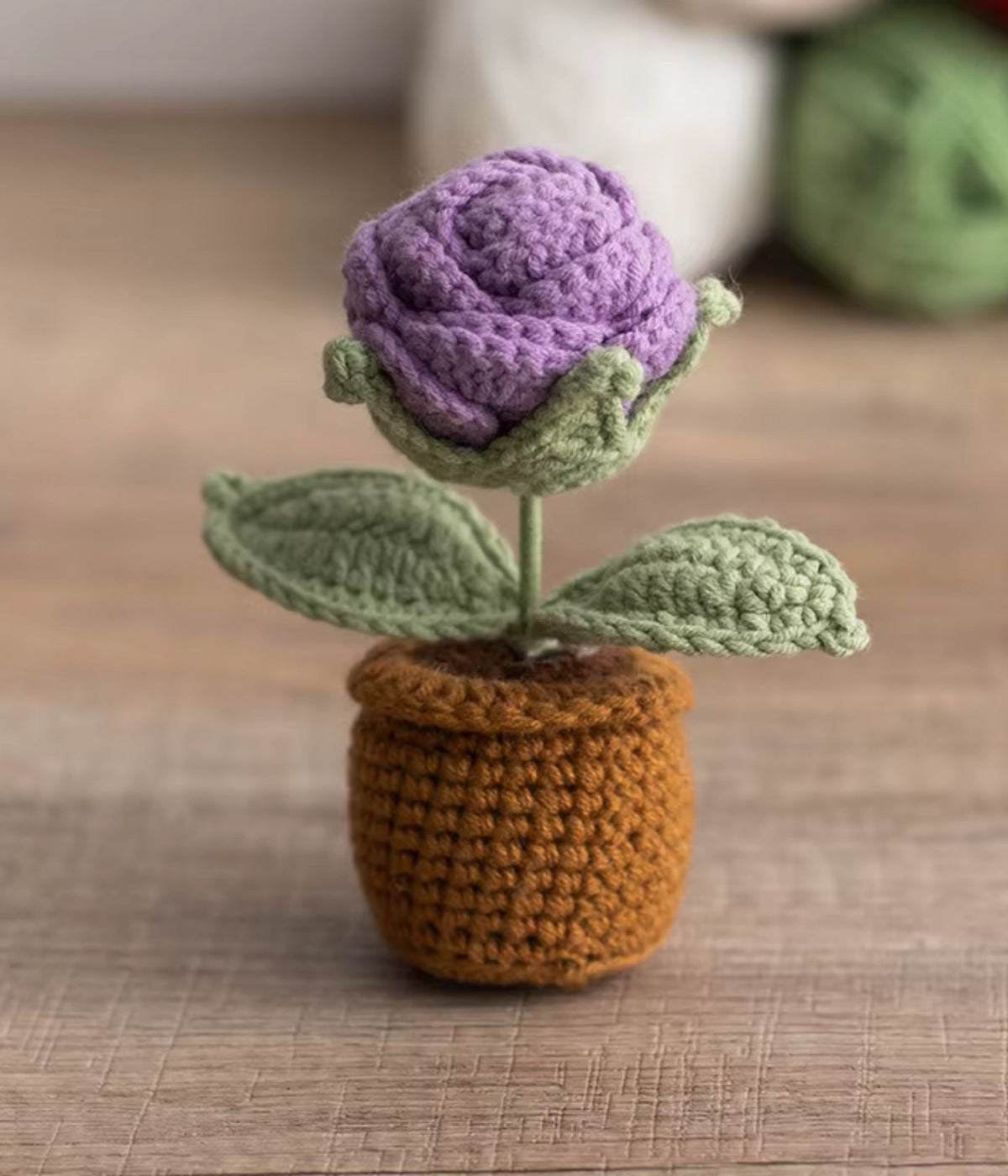 Lila gehäkelte Rose im Topf – elegante Geschenkidee aus Wolle