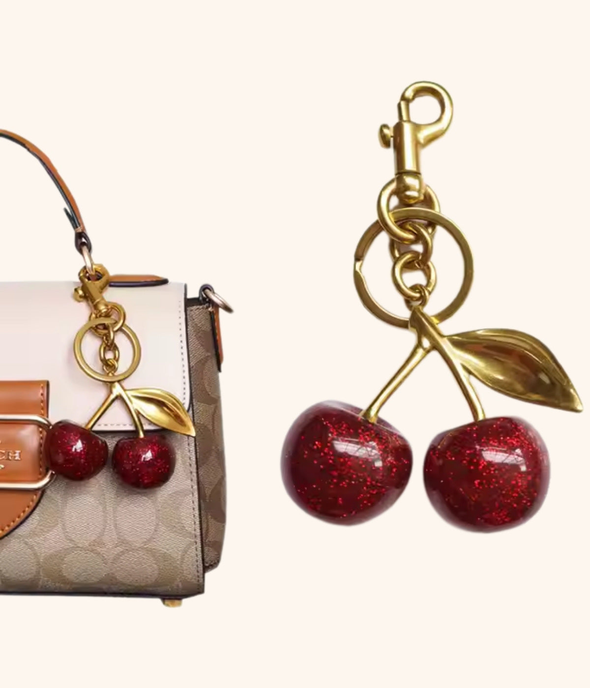 Kirsche Schlüsselanhänger an Handtasche – auffälliges Taschenaccessoire in Gold und Rot