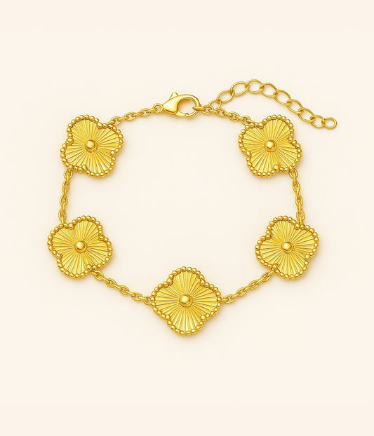 Vergoldetes Kleeblatt Armband mit goldenen Anhängern – edler Glücksbringer Schmuck