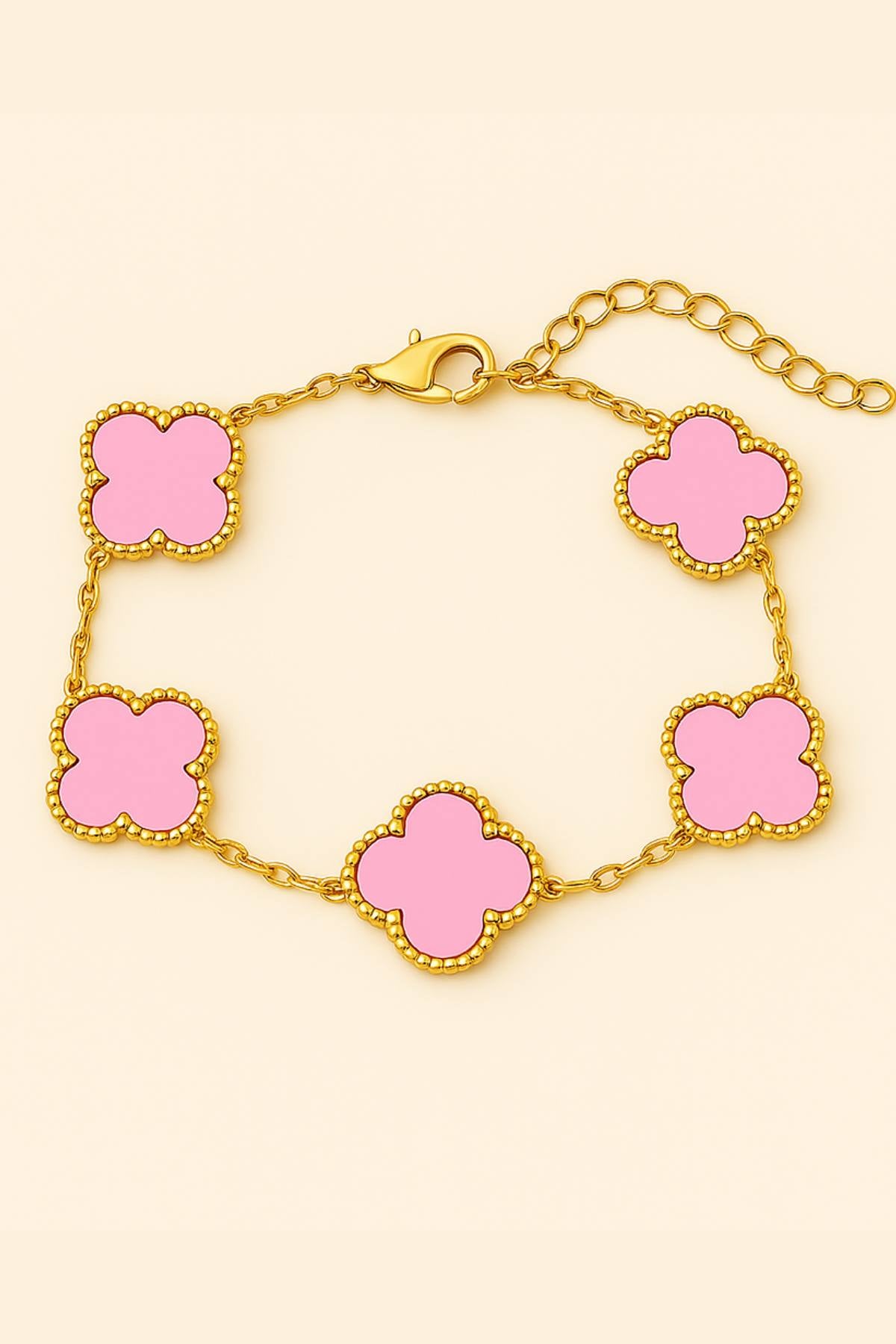 Vergoldetes Kleeblatt Armband mit rosa Anhängern – zarter Glücksbringer Schmuck für Damen