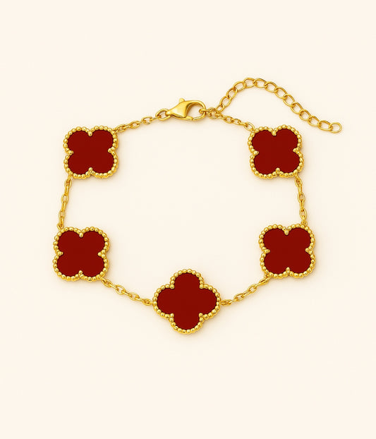 Vergoldetes Kleeblatt Armband mit roten Anhängern – eleganter Glücksbringer Schmuck