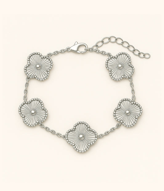 Silbernes Kleeblatt Armband mit silbernen Anhängern – eleganter Glücksbringer Schmuck