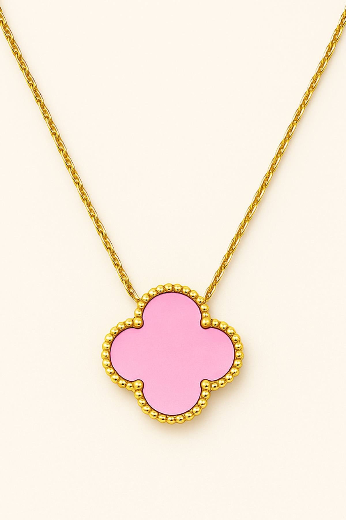 Vergoldete Kleeblatt Kette mit rosa Anhänger – femininer Glücksbringer Schmuck