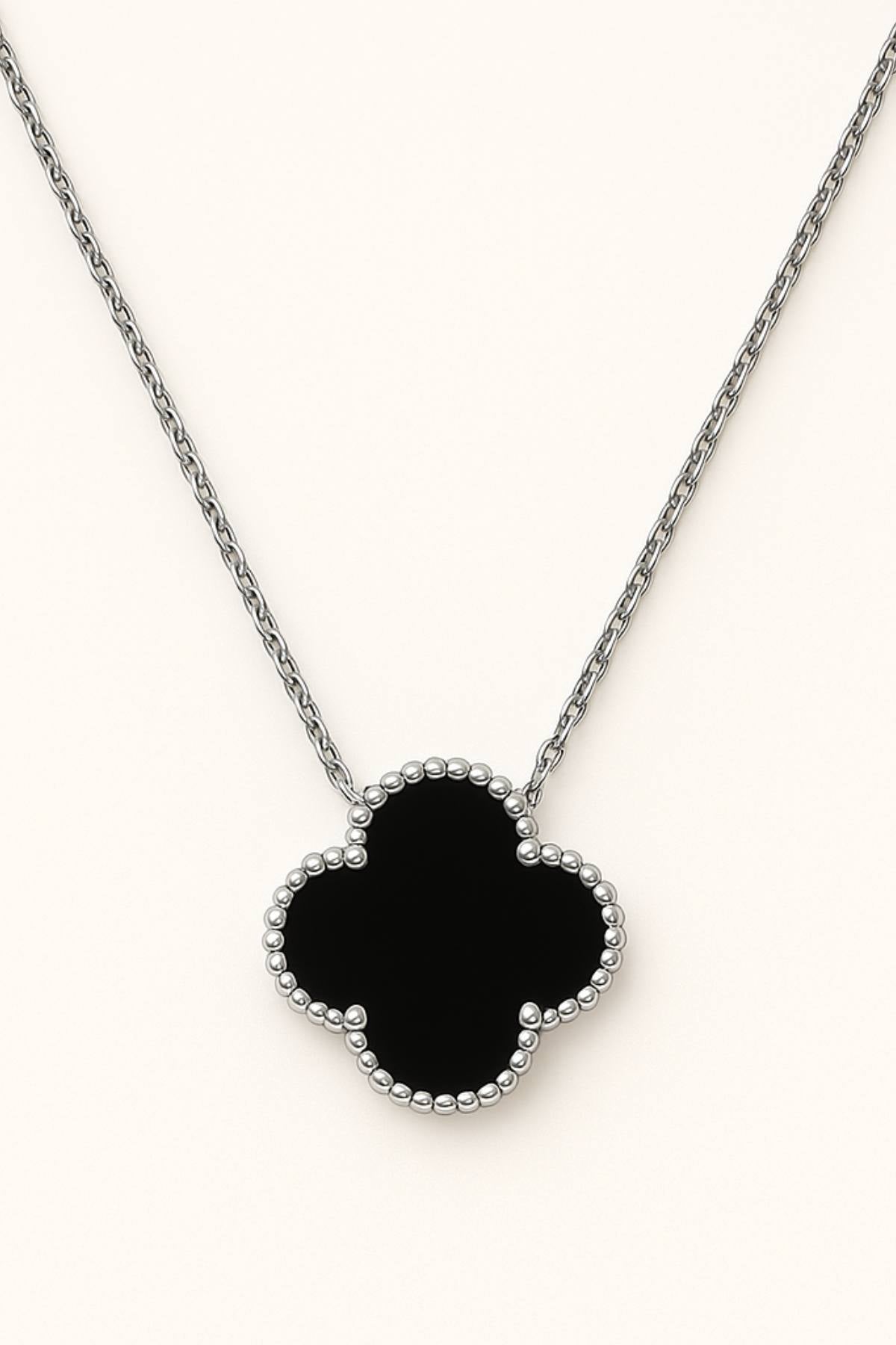 Silberne Kleeblatt Kette mit schwarzem Anhänger – eleganter Glücksbringer Schmuck