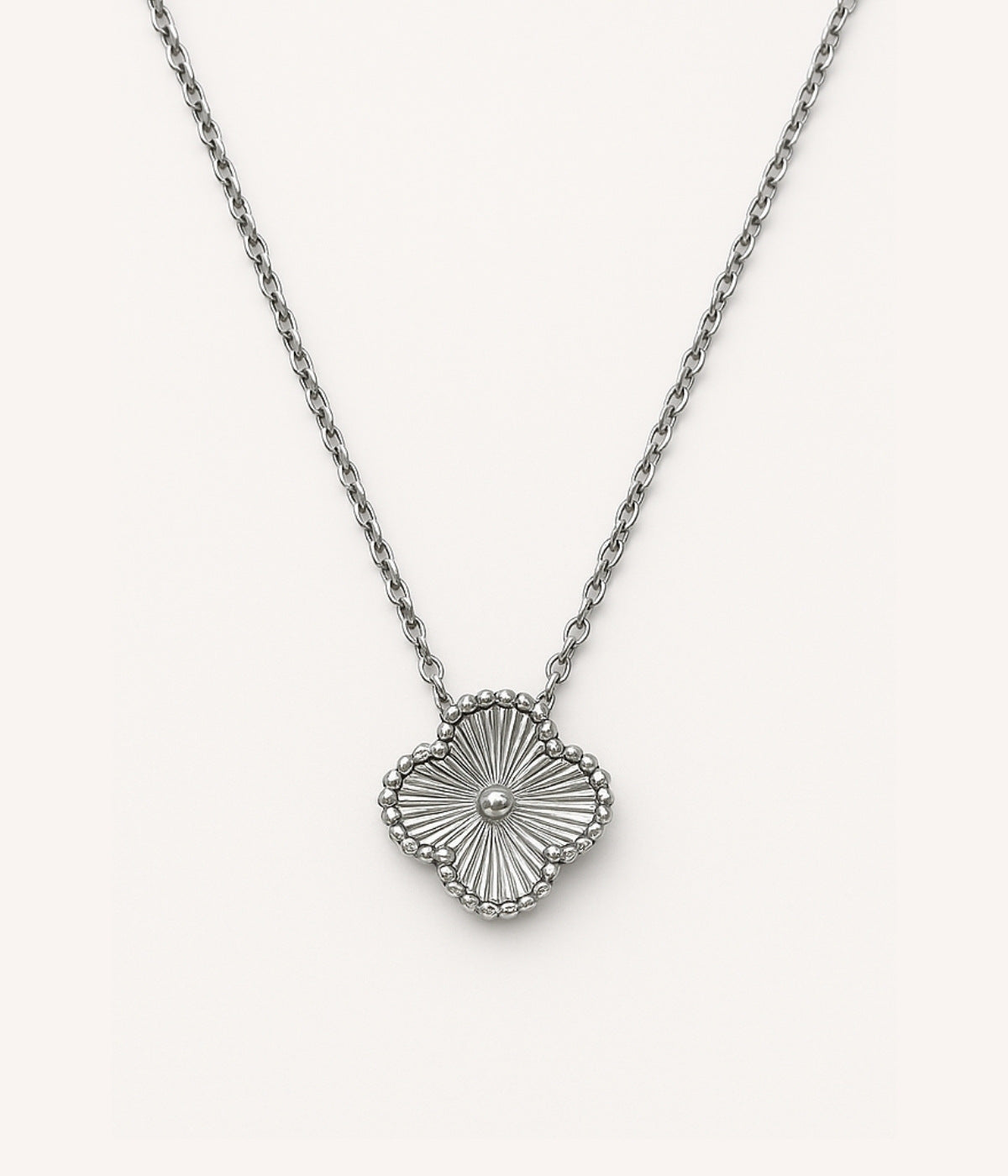 Silberne Kleeblatt Kette mit strukturiertem Anhänger – modernes Design mit Glückssymbol