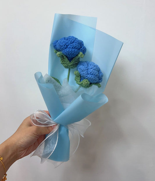 Kleiner gehäkelter Woll-Rosenstrauß in Blau, handgefertigt mit Schleife und Geschenkverpackung